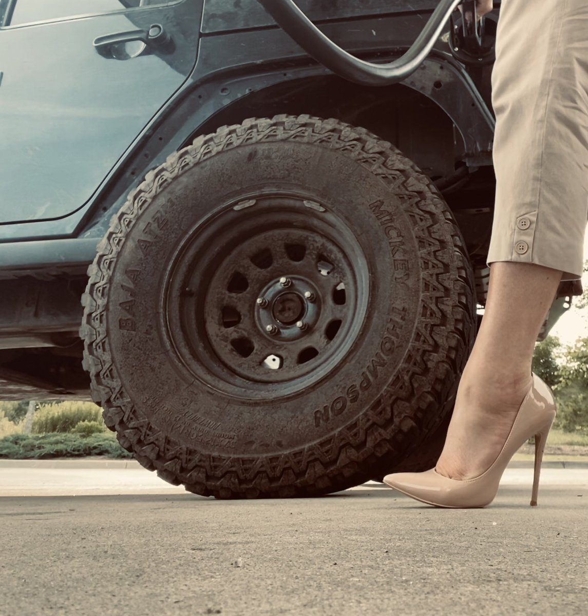 luv_heels's tweet photo. #luvshoes #heels #muddytires #officeheels #pumpinggas #headingtowork #shoesdaytuesday https://t.co/krOUz8V7EB