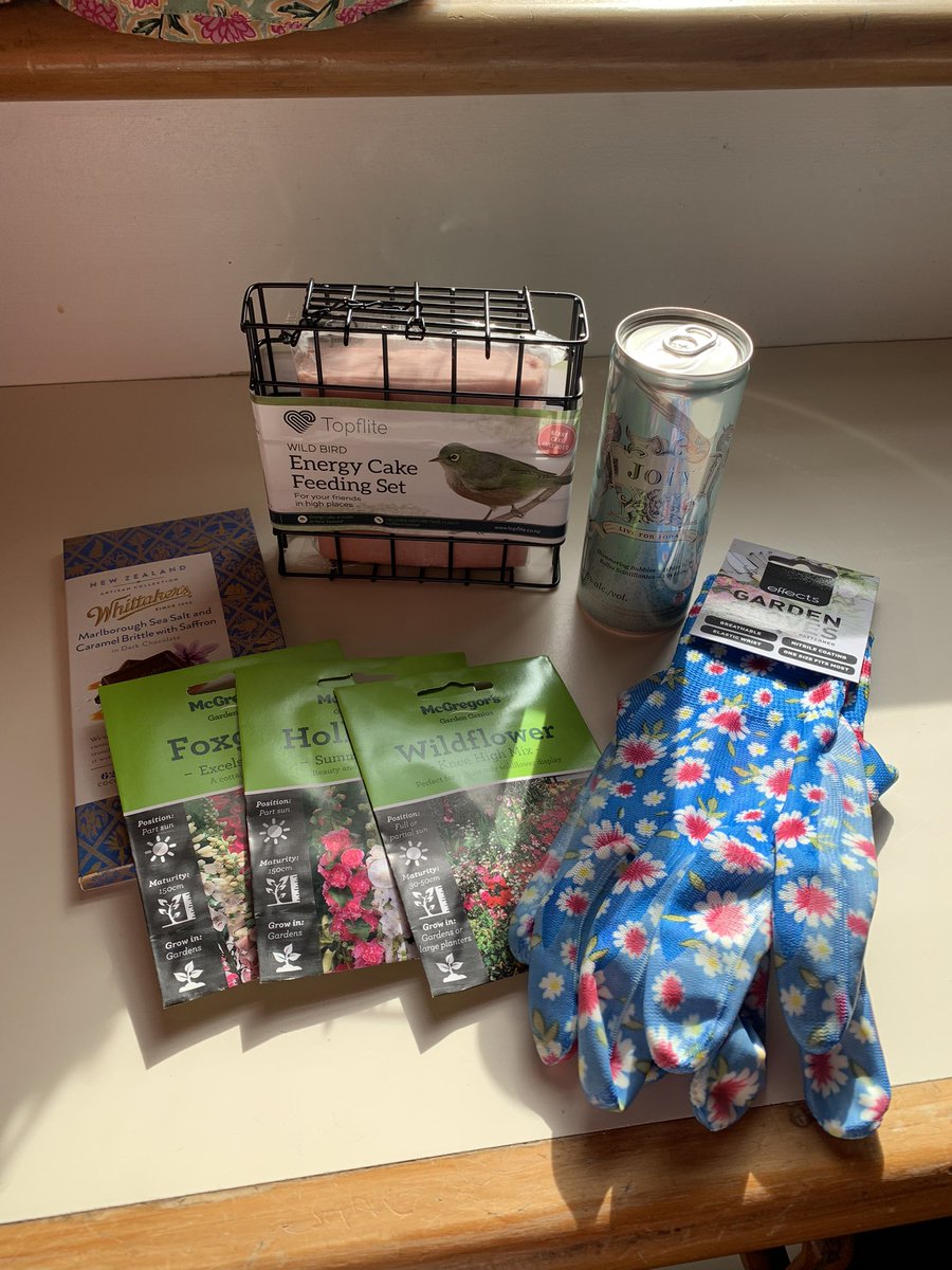 shanaya_bubble's tweet photo. My #MidWinterSecretSanta gift was so so perfect, such a lovely and thoughtful gift. I love everything so much! Thank you 🥰🥰🥰 https://t.co/kCuSmGYe8w
