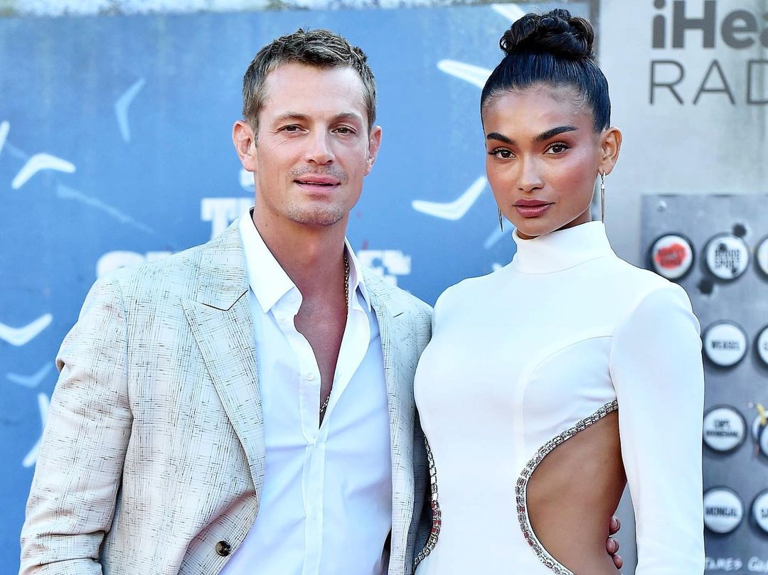 2 สิงหาคม 2021 #JoelKinnaman พร้อมด้วย #KellyGale บนพรมแดงจากงานพรีเมียร์ภาพยนตร์ #TheSuicideSquad ในลอสแองเจลิส