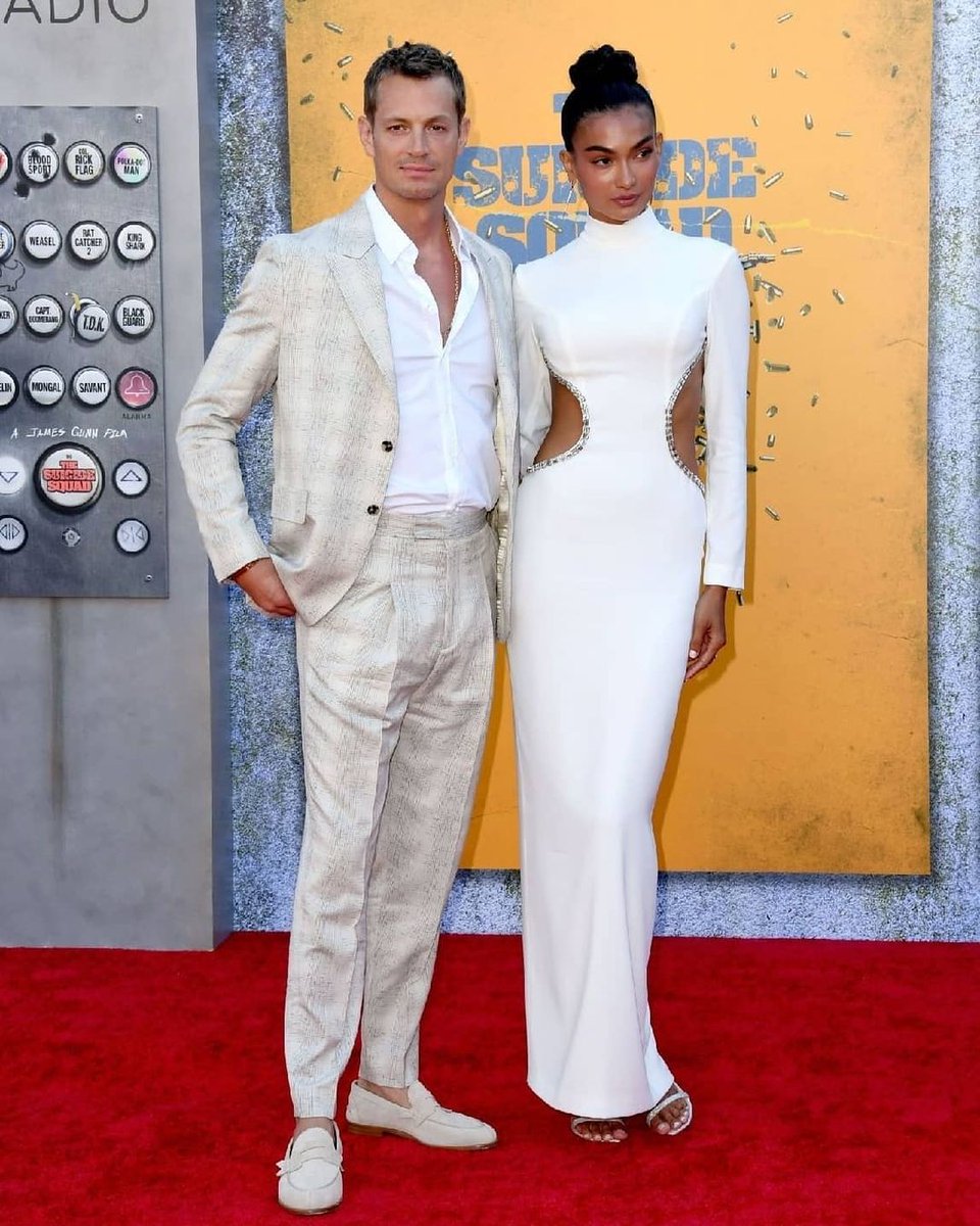 2 สิงหาคม 2021 #JoelKinnaman พร้อมด้วย #KellyGale บนพรมแดงจากงานพรีเมียร์ภาพยนตร์ #TheSuicideSquad ในลอสแองเจลิส