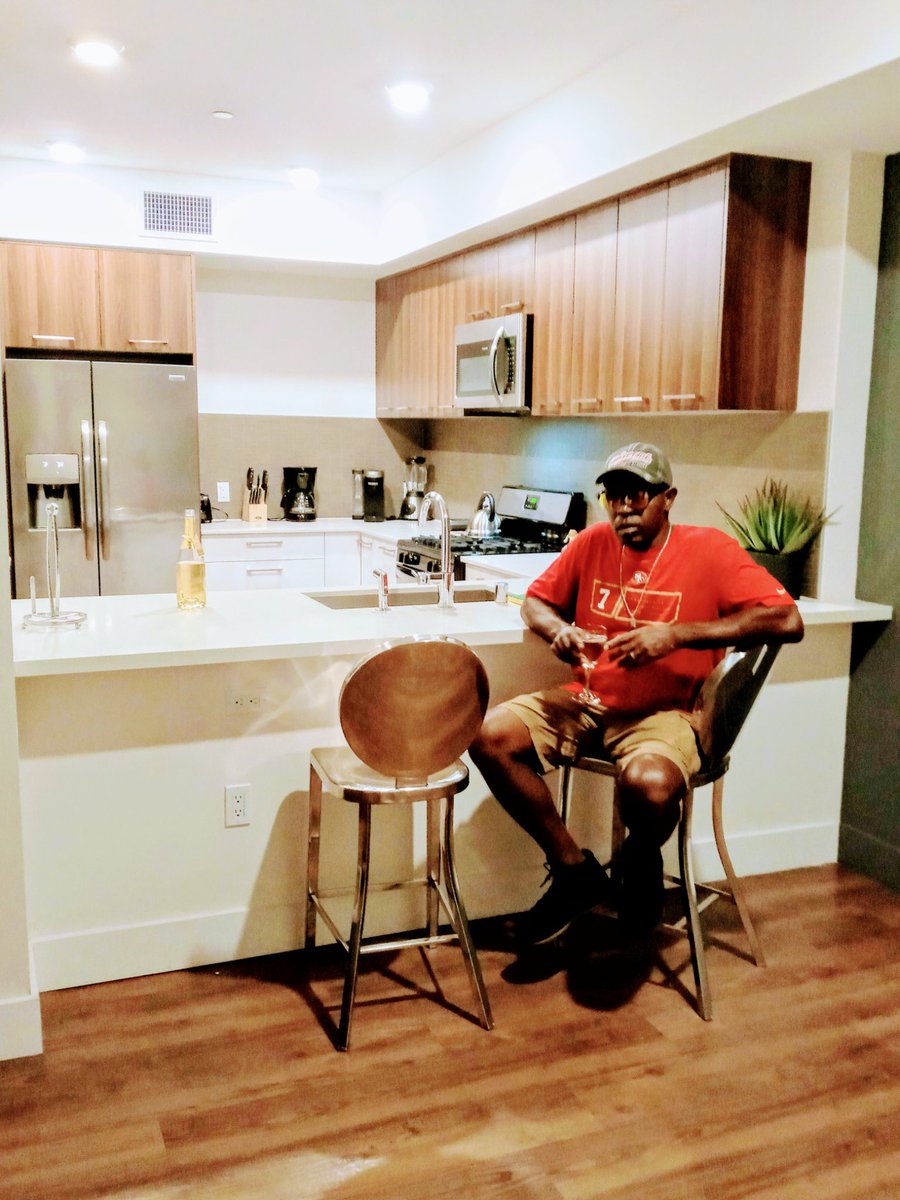 CLotto2's tweet photo. And we gone sip the night away
#vacation time #Hollywood https://t.co/AgTMvjRKr2