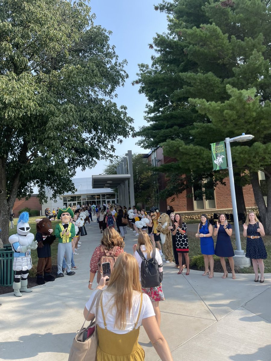 Bulldogs512's tweet photo. It was a great day to be a Bulldog as we took a bus tour of the S.M. East attendance area on our way to the New Teacher Academy at S.M. South! Please welcome Madison Skeen, Natalie Line, and Madelyn Ilten to TEAM Briarwood! You could feel the positive energy all day! @thesmsdhr https://t.co/r9cTSqbeNI