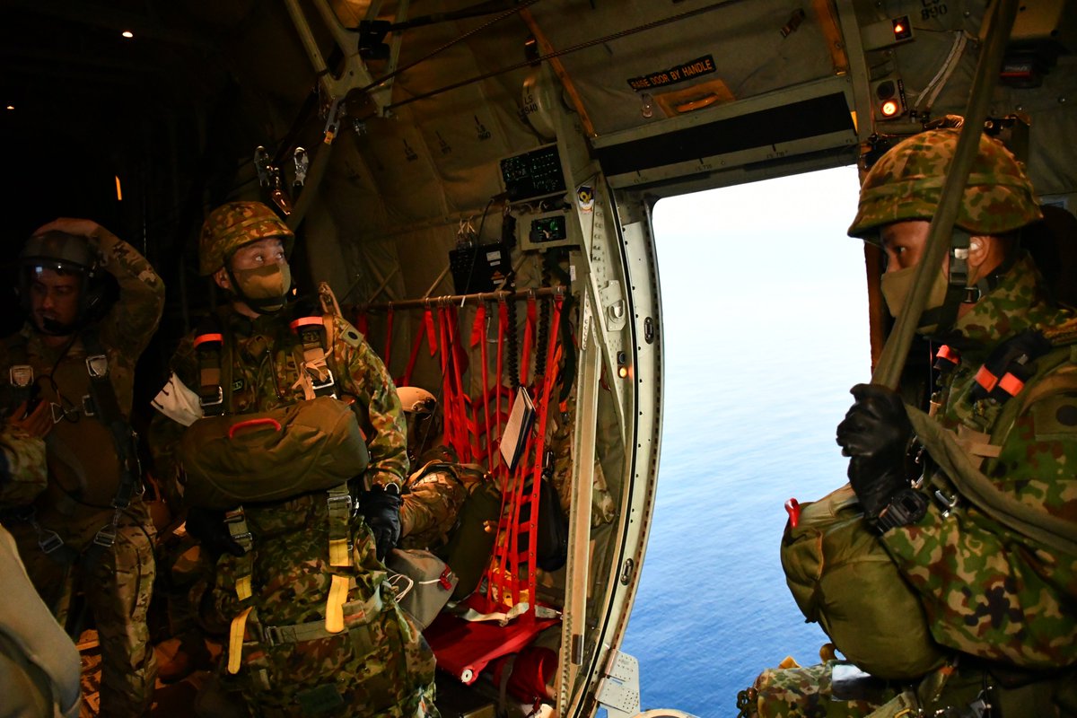 jgsdf_1stAbnB's tweet photo. 【U.S.-JPN bilateral Abn jump Exercise ①】
 #1AbnBDE ( #374AirliftWing ) boarded two USAF C-130Js at Yokota AB Japan on July 30, and after a 5 hour oceanic flight jumped directly onto the runway at Anderson AFB Guam.
 #374AirliftWing
 #1st_SF_Command
 #FreeAndOpenPacific https://t.co/cKmrTPgS8i