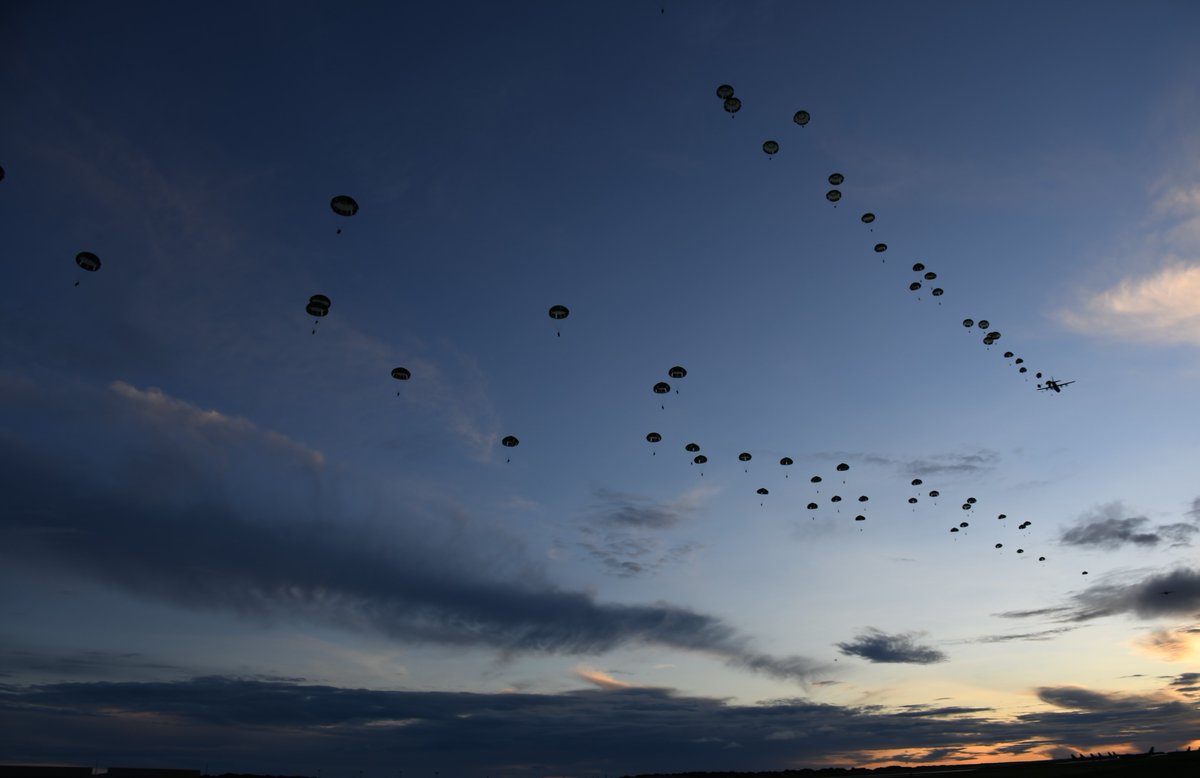 jgsdf_1stAbnB's tweet photo. 【U.S.-JPN bilateral Abn jump Exercise ①】
 #1AbnBDE ( #374AirliftWing ) boarded two USAF C-130Js at Yokota AB Japan on July 30, and after a 5 hour oceanic flight jumped directly onto the runway at Anderson AFB Guam.
 #374AirliftWing
 #1st_SF_Command
 #FreeAndOpenPacific https://t.co/cKmrTPgS8i