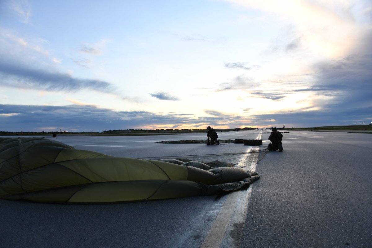 jgsdf_1stAbnB's tweet photo. 【U.S.-JPN bilateral Abn jump Exercise ①】
 #1AbnBDE ( #374AirliftWing ) boarded two USAF C-130Js at Yokota AB Japan on July 30, and after a 5 hour oceanic flight jumped directly onto the runway at Anderson AFB Guam.
 #374AirliftWing
 #1st_SF_Command
 #FreeAndOpenPacific https://t.co/cKmrTPgS8i
