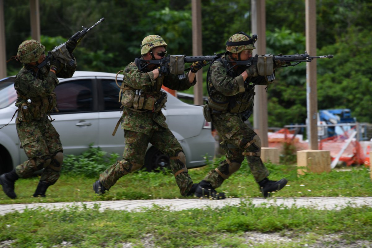 jgsdf_1stAbnB's tweet photo. 【US-JPN bilateral Air Assault Tng】After landing @ Andersen AFB personnel boarded Army helicopters and conducted Air Assault on various facilities on Guam and trained a series of actions from base suppression to ground operations
 #1AbnBDE
 #1st_SF_Command
 #FreeAndOpenPacific https://t.co/iPJJghfpaE