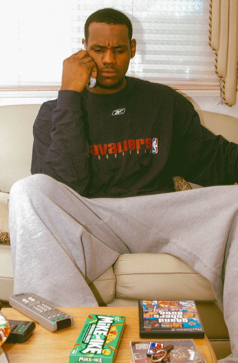 vishmidia's tweet photo. Lebron James fotografado por Steve Grayson, 2003 📸🙏🏾 https://t.co/036LCZt35C
