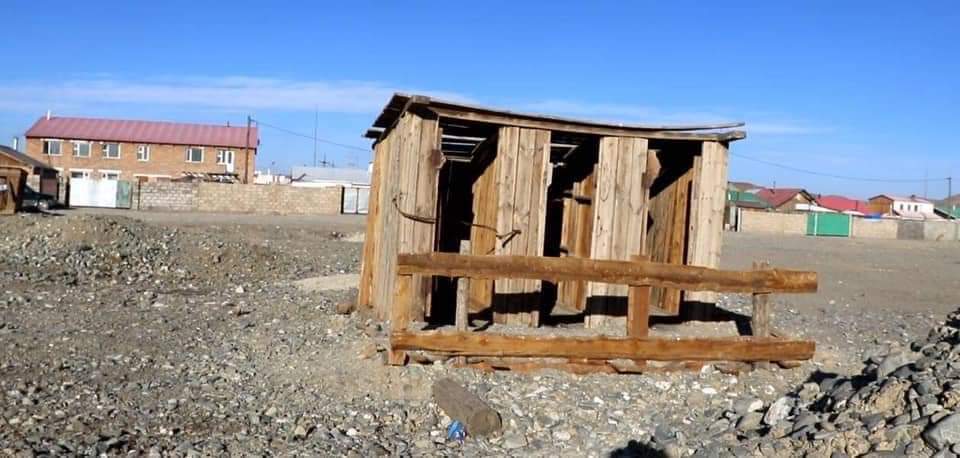 Ийм жорлонтой,хүүхдийн шүд эмчлэх багаж хэрэгсэлгүй,орчин үеийн номын сангүй,цэцэрлэгт хүрээлэнгүй,мод тарьдаггүй сумдууд 80,90,100жилийн ой тэмдэглэхээсээ ичээсэй. 
Наадаж цэнгэхдээ бай шагналд их мөнгө зарцуулж бсаныг мэдэхээс нийтэд тустай үйл хэрэг хийсэн нь лав мэдэгдээгүй!?