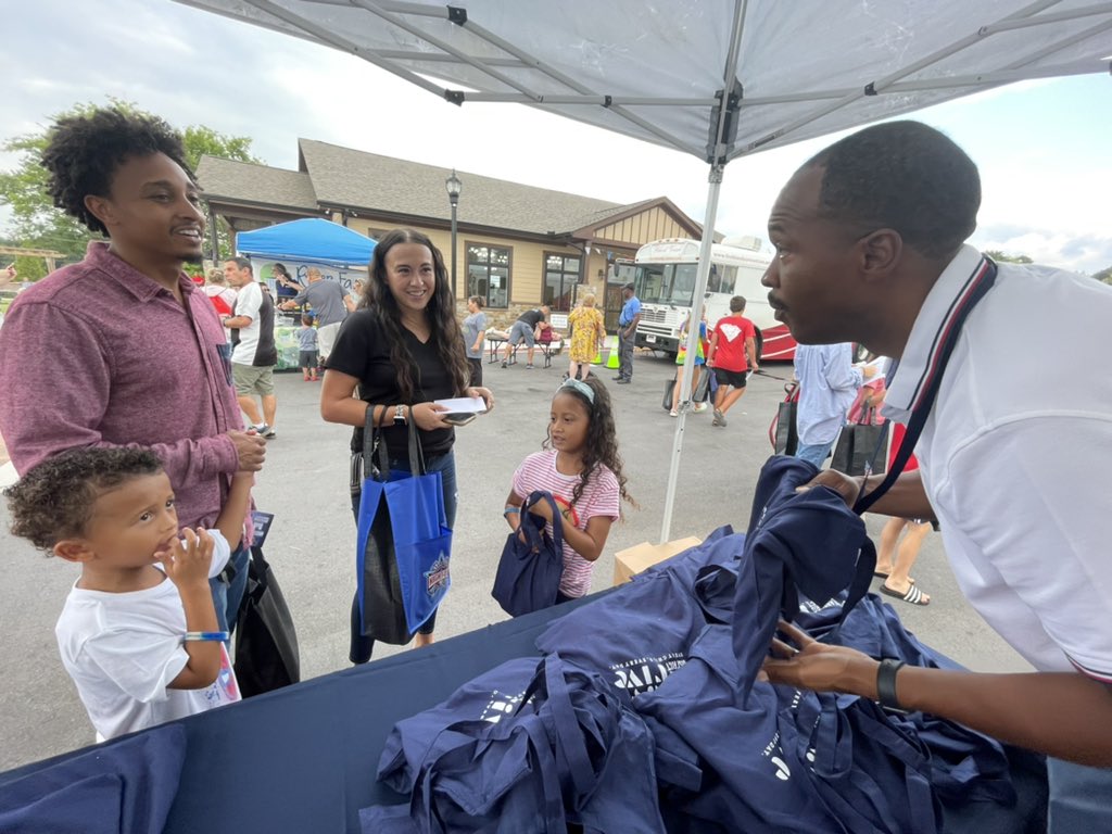 SpartanburgD5's tweet image. Great crowd for tonight’s #NationalNightOut event in Duncan! 💯 Loved seeing our students and families! ❤️ @RGary1906 #WeAreD5 #D5Community