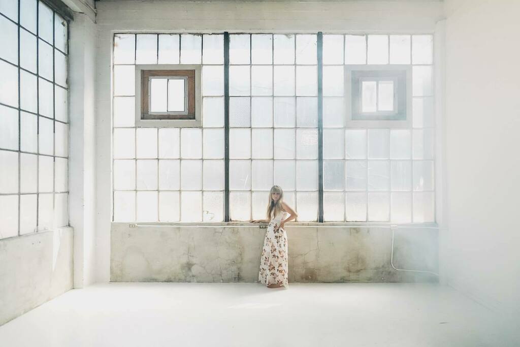 _TiffanyParker_'s tweet photo. This room was amazing. So inspiring. Music video is coming soon! 🎥 @elementcreative
.
.
.
#musicvideo #spiritinvade #newmusic #creativity  #recordingartist #indiemusic #christianmusic #christianpop #worship #recording #studiosession #pop #musicwithamission #purpose #songwriter https://t.co/CwQBVTzlBk