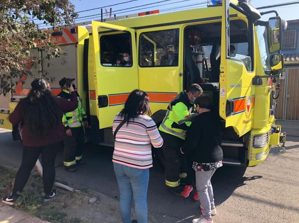 Bomberos_MetSur's tweet photo. [BOMBEROS… PRESENTE!!!!] @novena9cbms de @Bomberos_MetSur participa en l SEMANA DE LA NIÑEZ, organizada por la @muniloespejo . 🚒👦🏻🚒👦🏼🚒👧🏻🚒 https://t.co/gJrv3xyQqX