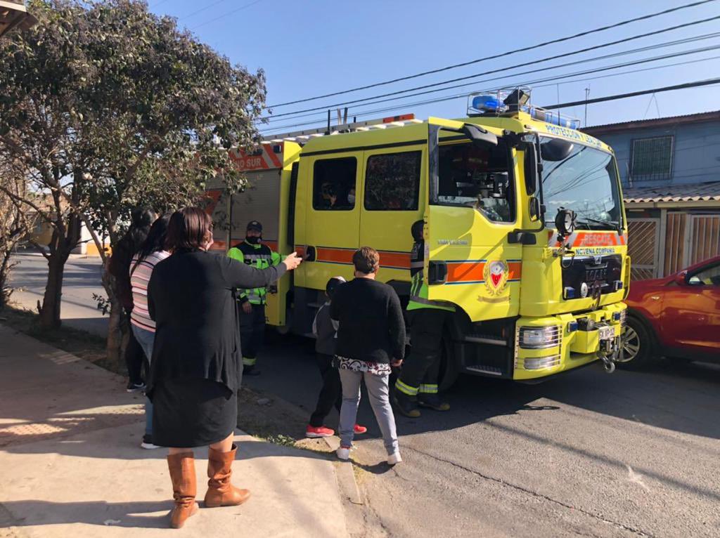 Bomberos_MetSur's tweet photo. [BOMBEROS… PRESENTE!!!!] @novena9cbms de @Bomberos_MetSur participa en l SEMANA DE LA NIÑEZ, organizada por la @muniloespejo . 🚒👦🏻🚒👦🏼🚒👧🏻🚒 https://t.co/gJrv3xyQqX