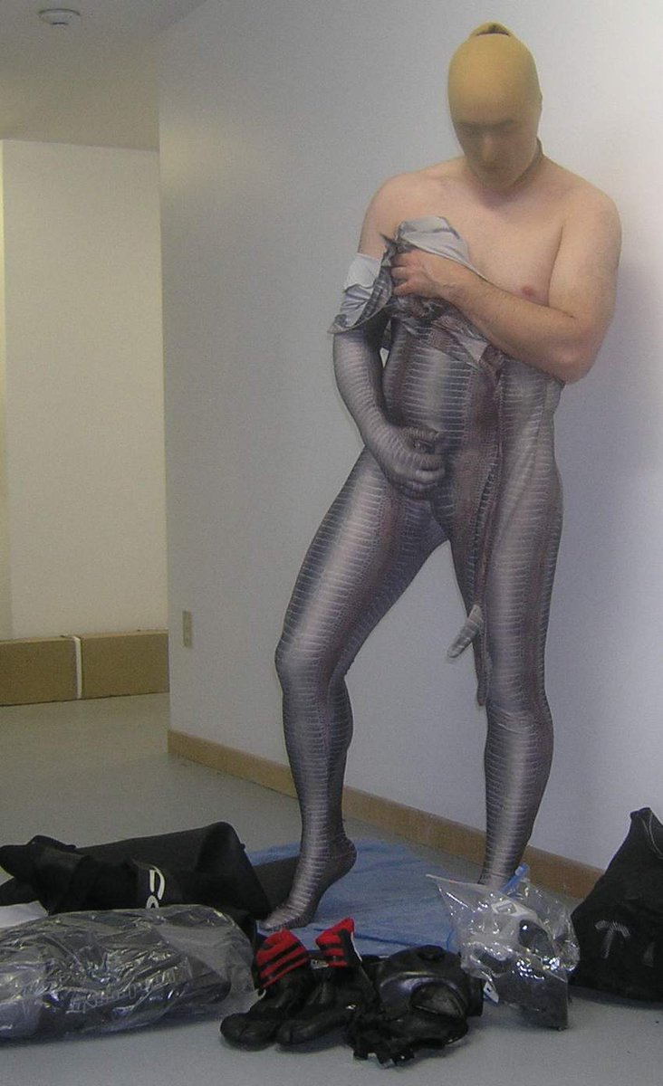 stevefitch2021's tweet photo. Sneaking around the corner to change from the spandex suit into rubber #spandex #lycragay #lycra #stockingmask #zentai https://t.co/AI6fA4eWL8