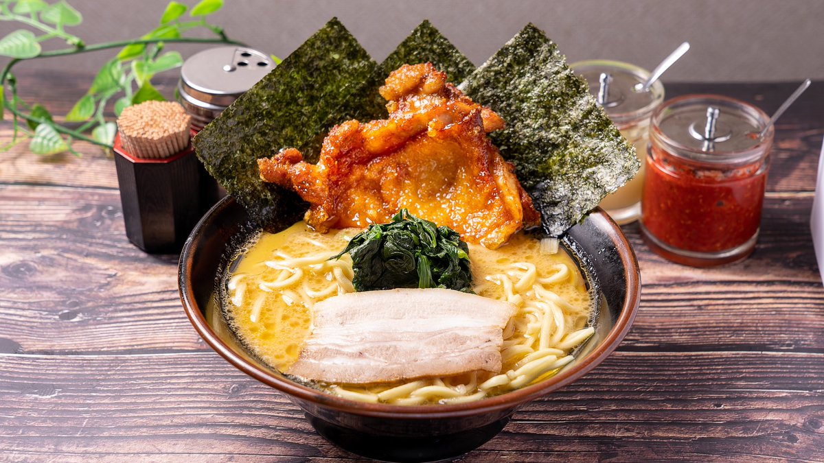 本日より、でらでけ〜唐揚げ✨️トッピング【でらから】スタートです🍜
ボリュームたっぶりの唐揚げをトッピング！！150円😄家系ラーメンのスープにめっちゃあいます！！