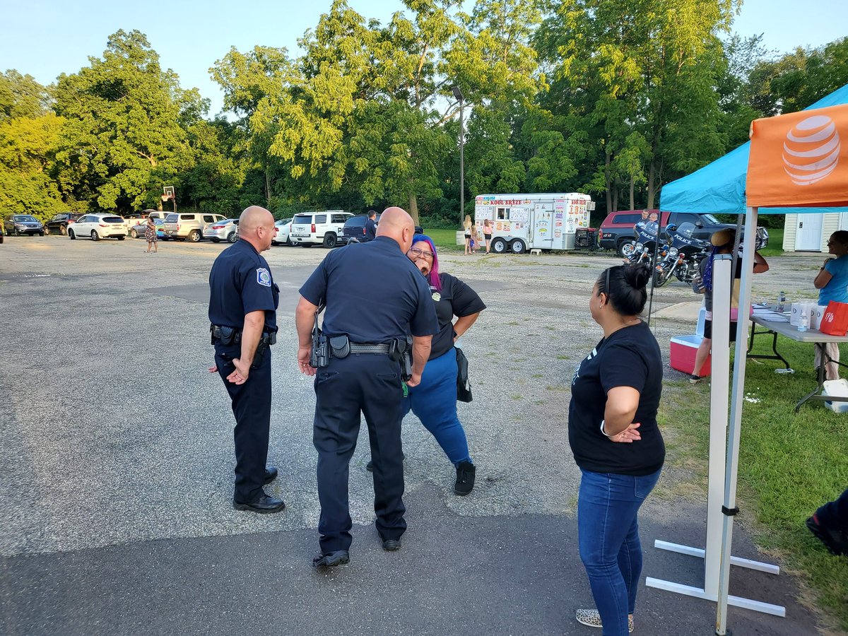 National night out in Kentwood with Master Wireless AT&amp;T! What a great way to connect with our first responders #SignatureMoves #MakingWaves <a href="/S1GLM_/">GLM Signature Team</a> <a href="/SelenaGreenGLM/">Selena Green</a>