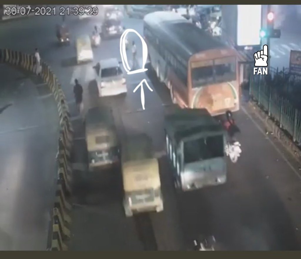 _priyam07's tweet image. #ArrestLucknowGirl  @Uppolice @LucknowPolice In @ZeeNews interview the girls want to proof of signal light .she also want proof of zebra crossing and when some 100 of people beate then how can he alive and when why not file a case against 100 of people who beate from last 2 year.