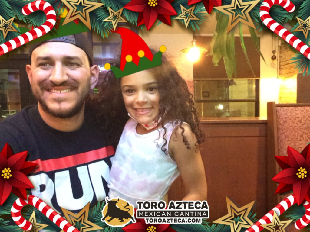 EmBunzz's tweet photo. #MyPlazaAzteca #buzzybooth @myplazaazteca #myloves ... it's not Christmas though 🤣 https://t.co/nZLM8jn2oR