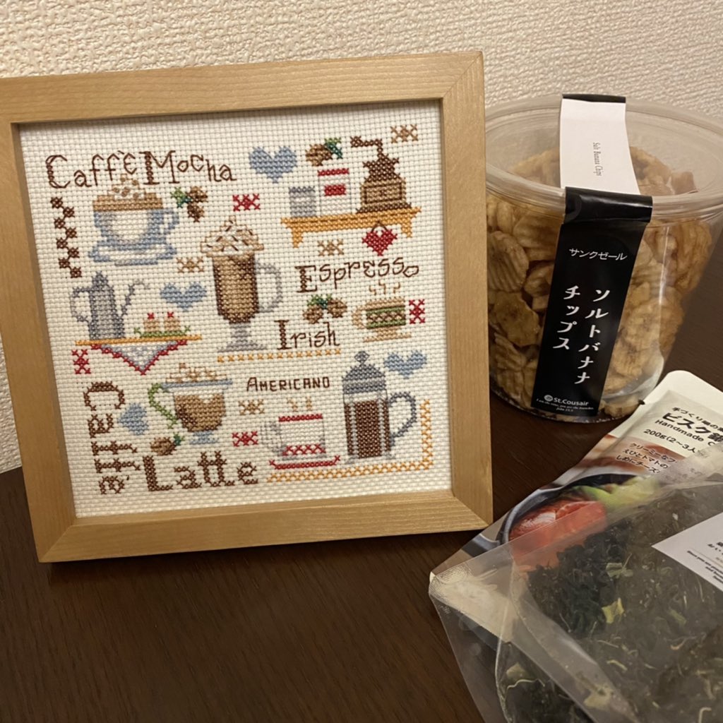 minemiiine's tweet photo. らんらんから素敵すぎるクロスステッチと美味しそうなのたくさん頂きました😍
クッキーもあったけど食べちゃった笑
キッチンに飾ったら一気にオシャレになった気がする(๑இ﹏இ๑)💕
らんらんほんとにありがとう！❤️
大切にするね❤️ https://t.co/DckDVrA8f8