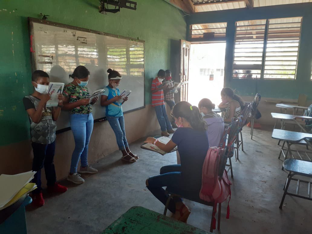 PoliciaHonduras's tweet photo. 🚔#Positivo🚔
El equipo #GREATHonduras de la la #UDEP9 realiza capacitación de prevención de maras y pandillas en el departamento de #GraciasADios https://t.co/NXFHete4HZ