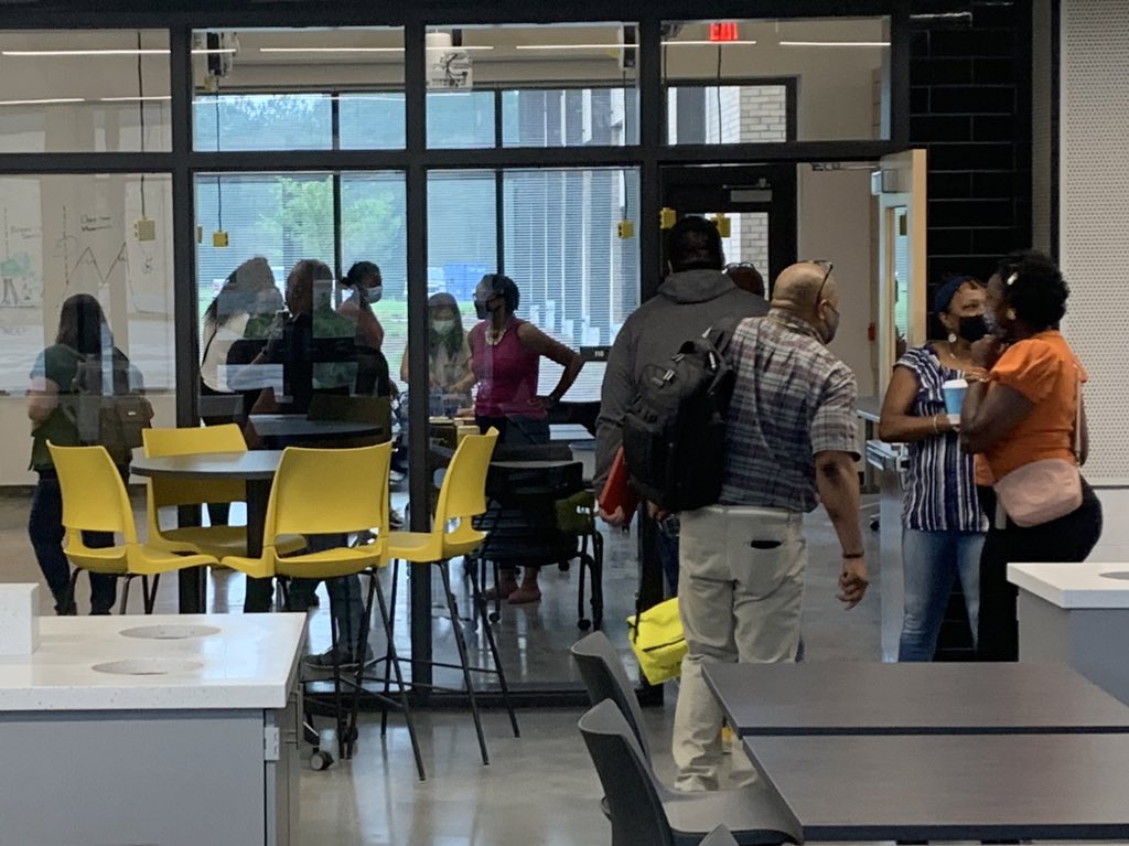 GlobalImpactAc1's tweet photo. Great first day back! Our teachers arrived to a WARM welcome from our PTO!  #inauguralyear https://t.co/8vdIpkQBdT