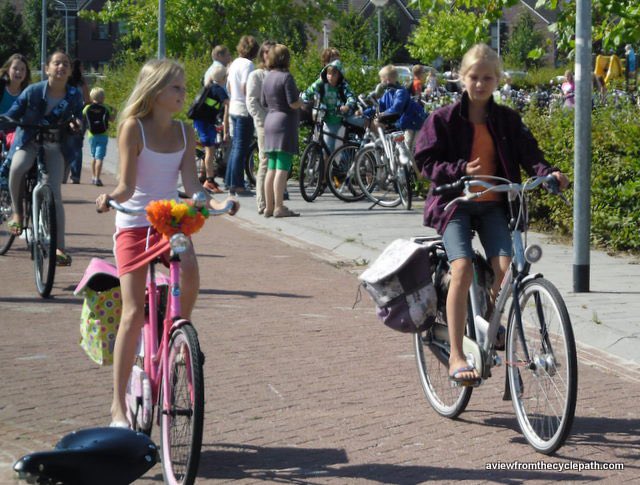 erinriediger's tweet photo. In Holland 2/3 of elementary &amp; 75% of high school students walk or bike to school.

By enabling safe &amp; active travel, Dutch cities prevent an estimated 1 million car journeys to school each morning. 
@modacitylife 

Childhood independence + traffic reduction

Photo:@DavidHembrow https://t.co/8WtI719yGs