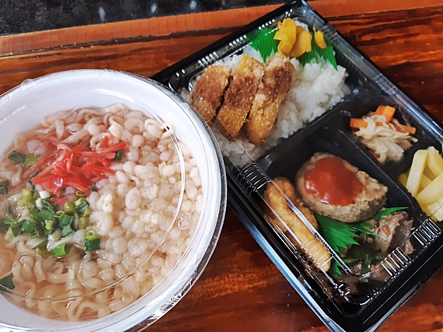 TidaYonabaru's tweet photo. 【与那原deランチ】
コロナ過でお弁当販売を始めた「夜の食堂 まるはな」
🍱350円の日替わりの弁当と🍜100円そばを🍴TAKEOUTでおいしくいただきました😍
https://t.co/HPZVYxa4hd

#与那原deランチ
#夜の食堂まるはな
#日替わり弁当
#100円そば
#TAKEOUT
#テイクアウト https://t.co/uuqyoOPXjs