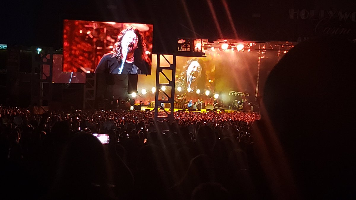 ShowMeRetro1's tweet photo. First concert in over 2 years... all hail the Foo Fighters!!! https://t.co/29ThHhSlCb
