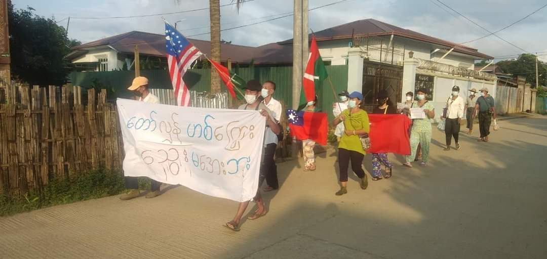 Daniel78037553's tweet photo. Anti-Military Strike by residents in #LoneKhin,#Hpakant today.
LEGALIZATION OF NUG
#WhatsHappeningInMyanmar 
#Aug4Coup https://t.co/fIC88PcauG