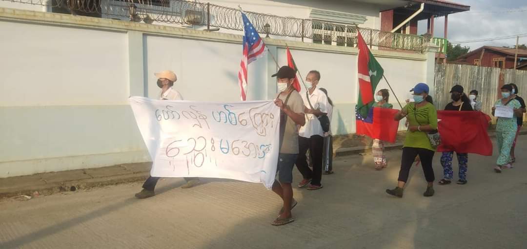 Daniel78037553's tweet photo. Anti-Military Strike by residents in #LoneKhin,#Hpakant today.
LEGALIZATION OF NUG
#WhatsHappeningInMyanmar 
#Aug4Coup https://t.co/fIC88PcauG