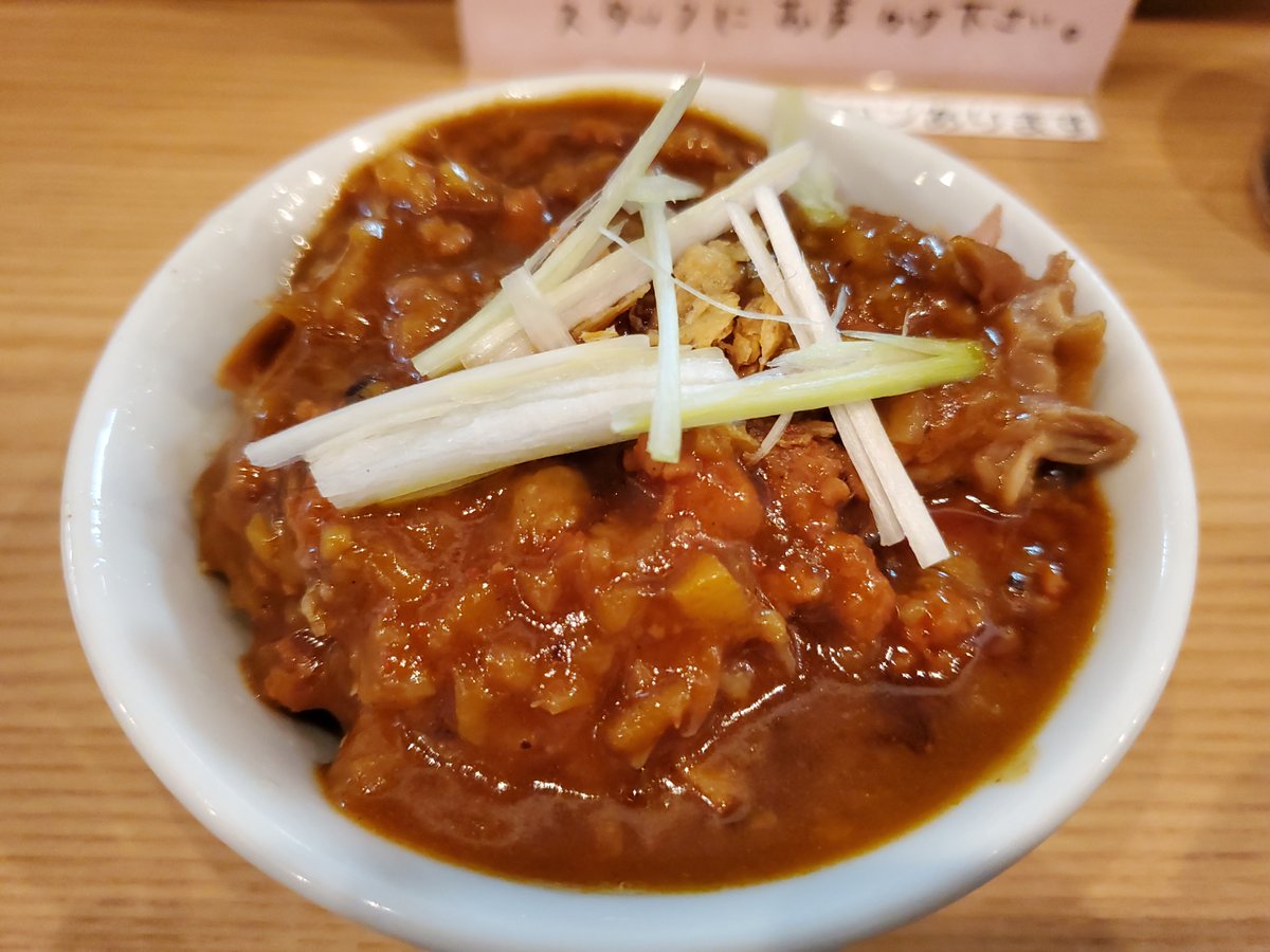 酔鏡 小麦と肉 桃の木 新宿区 背脂生姜醤油 ミニ生姜カリーテール きしめん的な平打ち麺は舌触り滑らかで粉がギッシリ詰まったツルパツ食感 背脂と豚肉満載のスープは醤油のエッジと生姜のピリッと感が攻撃的な美味さ 麺もスープも完全オリジナル