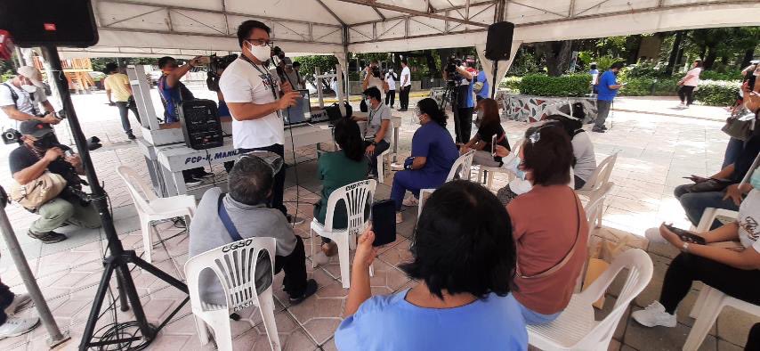 Nasa limampung volunteers para sa Bayanihan sa Maynila ang sumalang sa orientation ngayong Miyerkules ng umaga. Tutulong sila bilang vaccinators at encoders sa planong 24/7 na bakunahan ni Mayor Isko Moreno <a href="/ABSCBNNews/">ABS-CBN News</a>