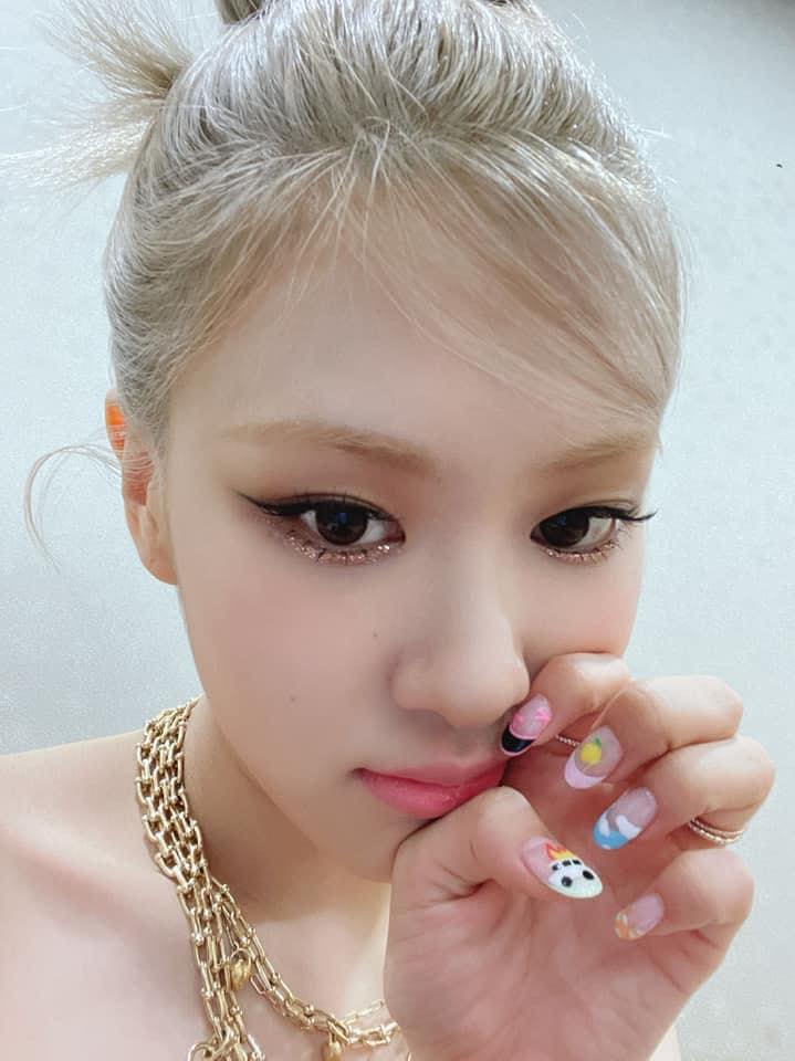 roses_indo's tweet photo. Rosé updated on werse app❤️ https://t.co/EUFZ0GMFcI