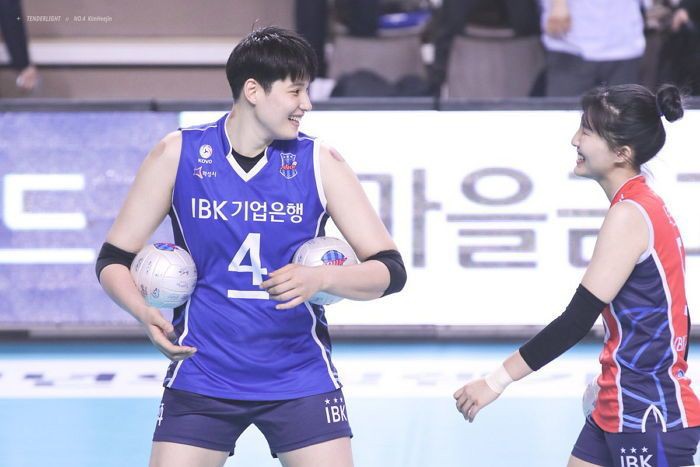 Arkadaşlar ben aşık oldum geçmiş olsun. #kimheejin