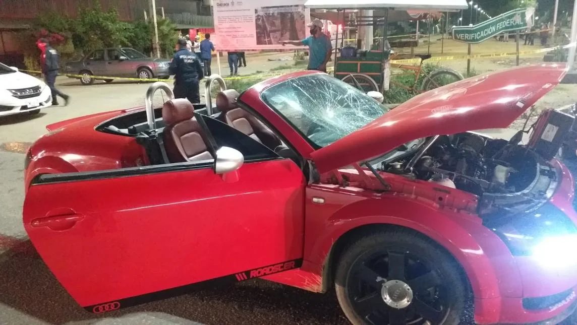 LagarrapataS22's tweet photo. ‼️Elementos de la @AEI_Oaxaca detiene a Alejandro López Santiago, por el delito de homicidio, cometido en agravio del Dr.Miguel Ángel González. La detención fue en la madrugada en la calle 21 de marzo de la Col. Unión y Progreso. El implicado pertenece a la banda de cholos #VST13 https://t.co/f85G8lEXBh