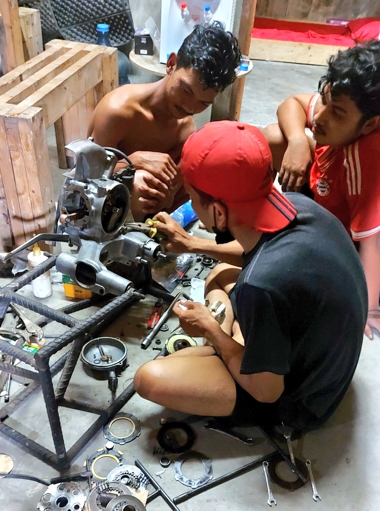 "Liat klen dulu, mati gigi itu kena cakar ayam"

'Iya wak, pasanglah tros wak, biar masak piston kita'

"Ooo kimbek, diajarin malah nyuruh, pasang klen lah"

'Dah.. merajok wak ini'