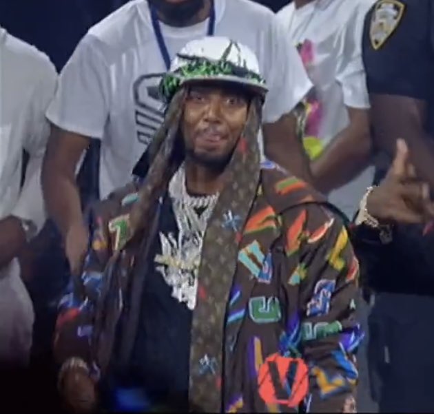 shanedotart's tweet image. Juelz Santana is dressed like the laundry pile in the corner of your bed. #verzuz