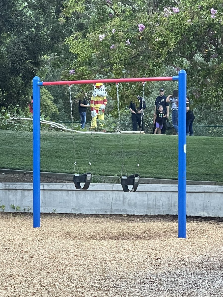Rolling Hills park with a visit from Sparky! #FSUSDNNO2021  #FSUSDENGAGE   #NationalNightOut