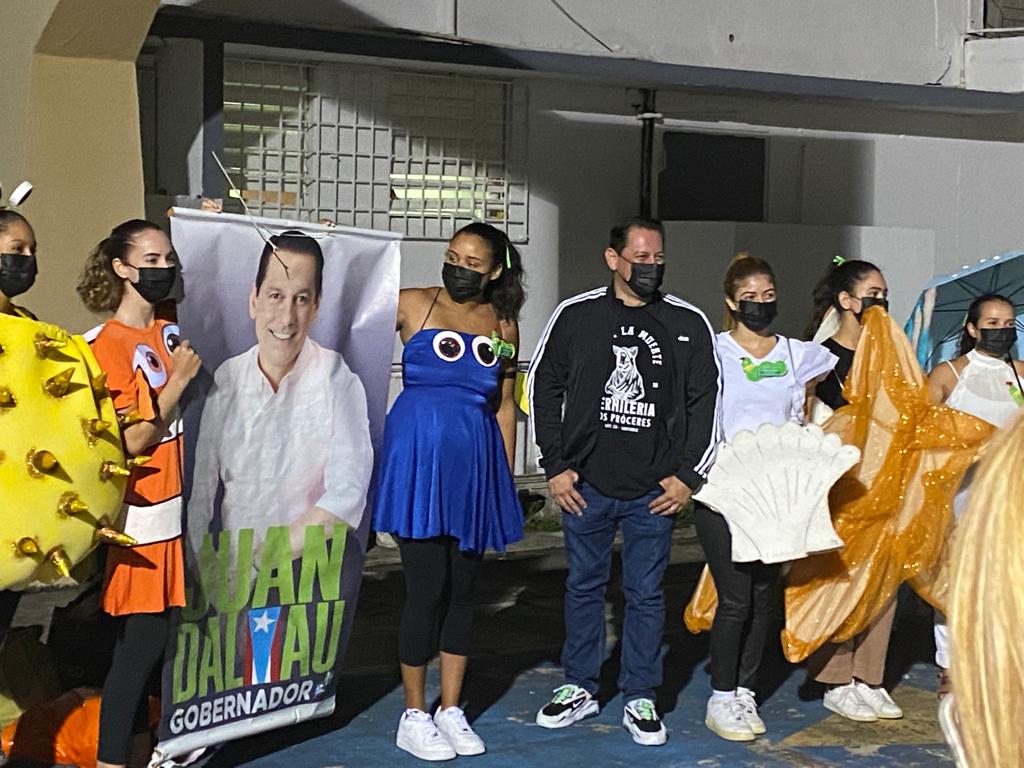 juandalmauPR's tweet photo. Gracias a Anais De Angel, Alejandra Carrion, Adriana Rodriguez, Karla Melendez, Ana Victoria y Adriana San Miguel por invitarme a competir con mi ròtulo!. 🤣🤣🤣🤣 ¡Éxito! https://t.co/lWRkQpLxOM