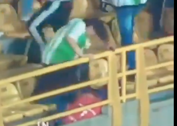 A este mechudo, que no paró de pegarle patadas a la cabeza de un hincha de Santa Fe, tenemos que identificarlo. Esto es intento de homicidio. 

Necesitamos la magia de las redes. RT.