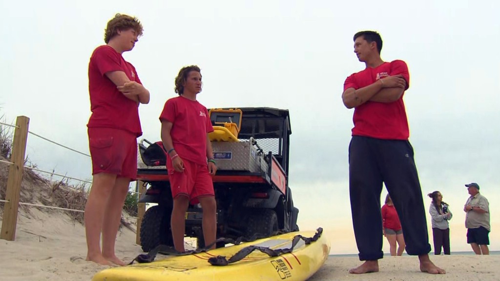 Teen Lifeguards Save Man Who Suffered Heart Attack On Dennis Beach (via <a href="/KenMacWBZ/">Ken MacLeod</a>) boston.cbslocal.com/2021/08/03/cha…