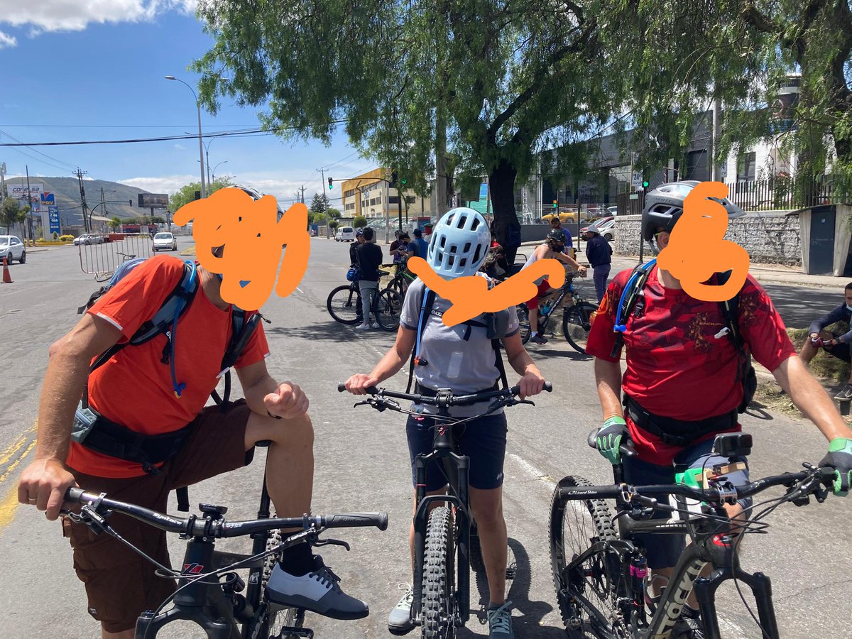 Pensamientomio1's tweet photo. FRUSTRACIÓN
Uno intenta motivar a la gente a que venga al país y vea lo que pasa:
5 auizos que llevaban planificando un viaje a Ecuador en bicicleta, llegan hace 5 días a Quito.
Hoy fueron asaltados con cuchillos y pistolas. Se les llevaron bicicletas, celulares y dinero.
🧵 https://t.co/KFIPbgJLTF