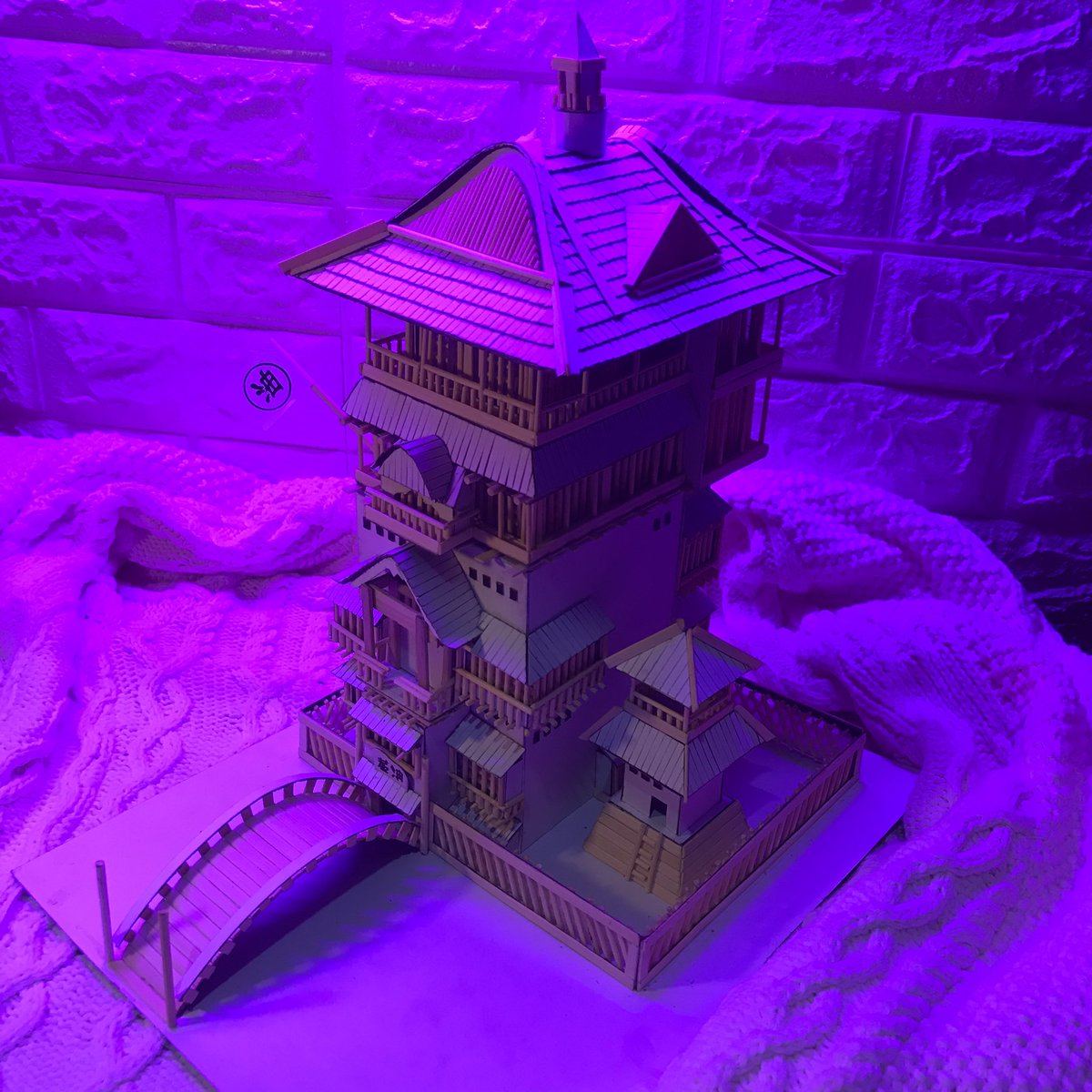 nag_dadabog's tweet photo. look at this spirited away bathhouse miniature i made out of toothpicks ^-^ https://t.co/QBKymxQXSv