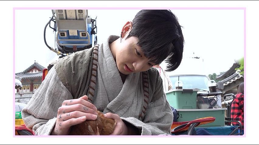 AllLove_kookoo's tweet photo. ทันทีที่น้องจองกุกไปถึงกองถ่าย Daechwita น้องเห็นไก่ที่เอามาเข้าฉากด้วยเลยไปนั่งอุ้มเล่นกับไก่ สุดท้ายไก่หลับคามือเลย มองทีมงานใหย่เลยน้องปลุกไก่ดีมั้ย น้องทำไงดีคับ ไก่หลับ555555555 น้องต้องปลุกมันแ��้ว555555555 https://t.co/lQUn9HblkI