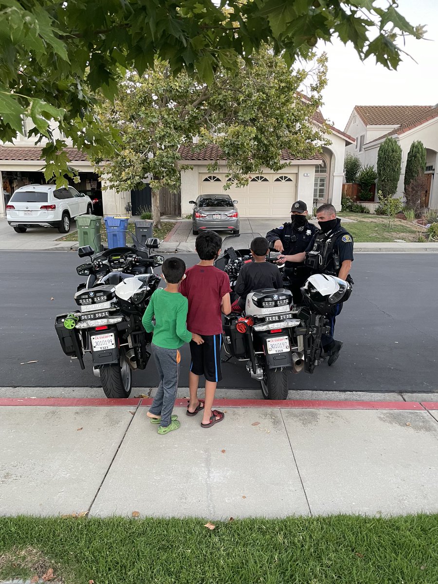 MilpitasPD's tweet image. Traffic Safety Unit motor officers stopped by Edgewater Dr. and made some new friends too. #NNO2021 #MilpitasPD