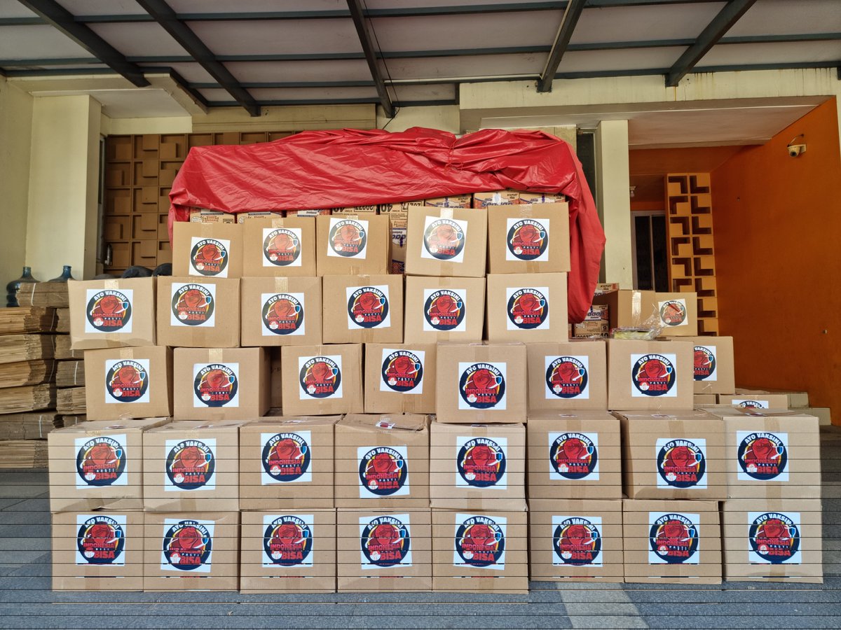 kurawa's tweet photo. 650 paket sembako donasi dari yayasan Indonesia Pasti Bisa siap di distribusikan utk peserta vaksin di Bekasi desa Cibuntu yang diadakan oleh Anak Bangsa Peduli dan perangkat desa setempat.

Indahnya sdh divaksin pulangnya mendapat sembako premium 👍😃 https://t.co/5LjWrrDur9