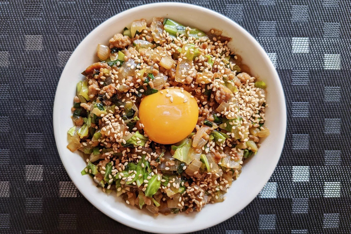 皮で包まずに丼に？！簡単に作れてとっても美味しそうな丼ものレシピ！
