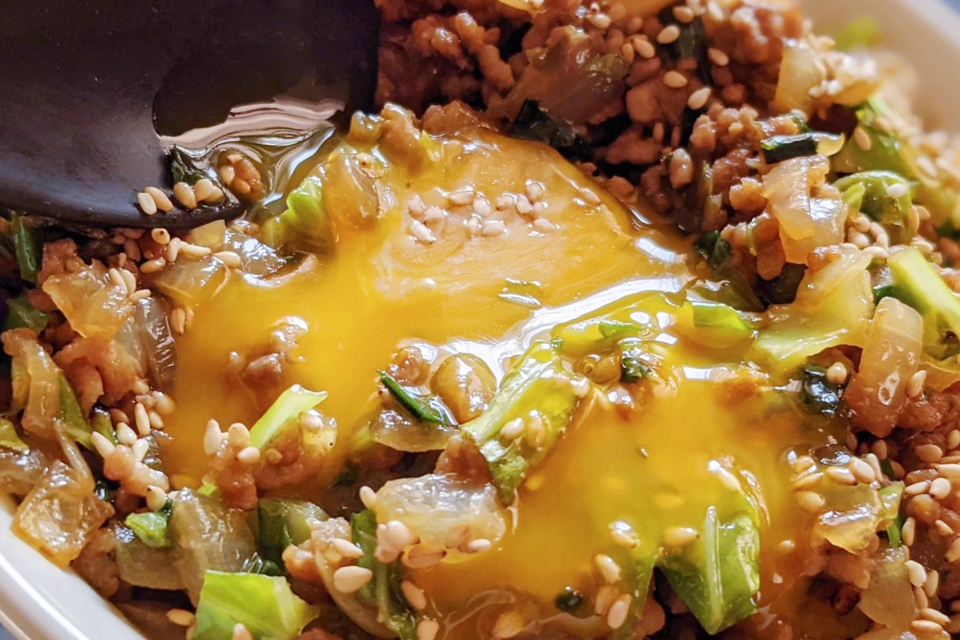 皮で包まずに丼に？！簡単に作れてとっても美味しそうな丼ものレシピ！