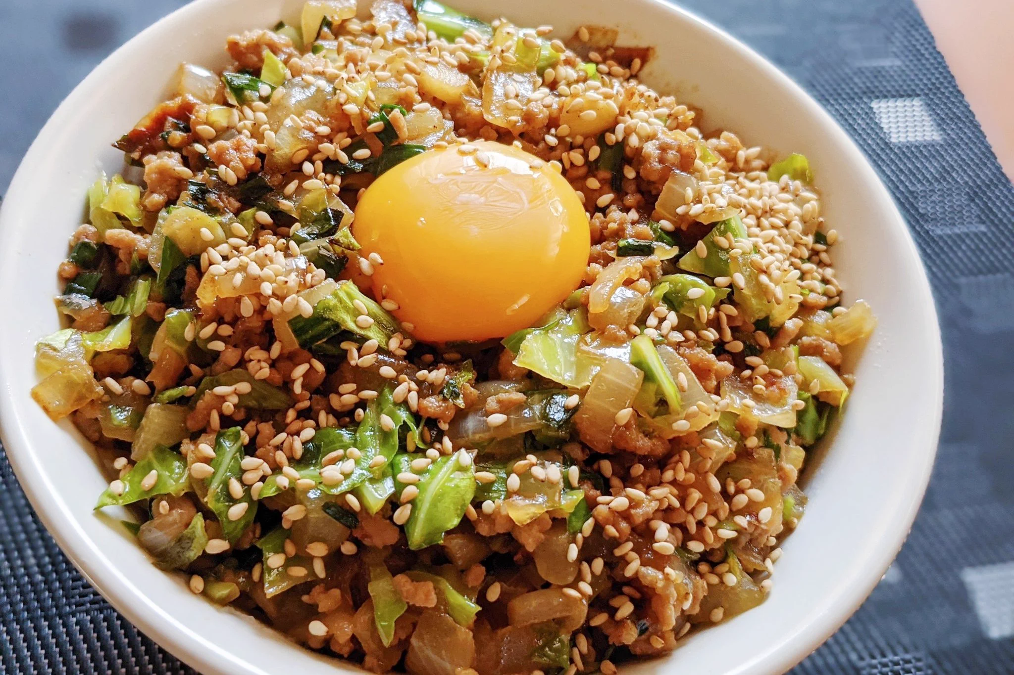 皮で包まずに丼に？！簡単に作れてとっても美味しそうな丼ものレシピ！