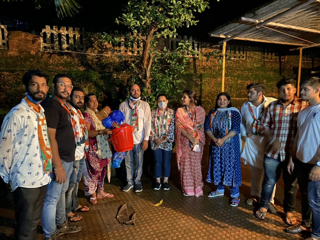 IYCMaha's tweet photo. महापूरामुळे बाधित झालेल्या कुटुंबीयांना युवक काॅंग्रेसच्या वतीने जीवनावश्यक वस्तूंचा पुरवठा करण्यात येत आहे.
प्रदेश सरचिटणीस सोनललक्ष्मी घाग, यश पिसे, ऋषीकेश शिंदे आदी मदतकार्यात सहभागी होते.
#SOSMPYC https://t.co/aETSM9HBVO