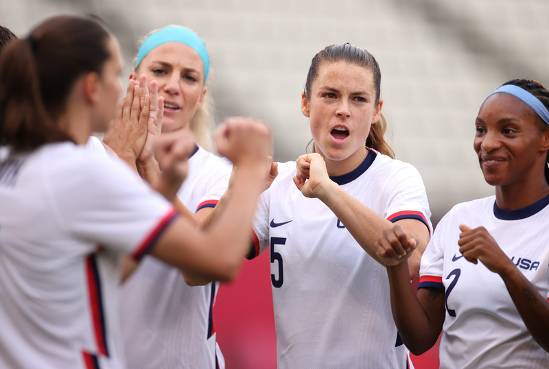 FIFAWWC's tweet photo. 👊 First bump for @kelleymohara's birthday 🎂

🥳 Have a great day Kelley and best of luck in the #Tokyo2020 #OlympicFootball bronze medal match 🇺🇸

@USWNT | #HBD | #Olympics | #Football https://t.co/eQfij4ANEh
